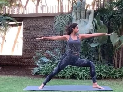 Utthita Parsvakonasana Extended Side Angle Pose